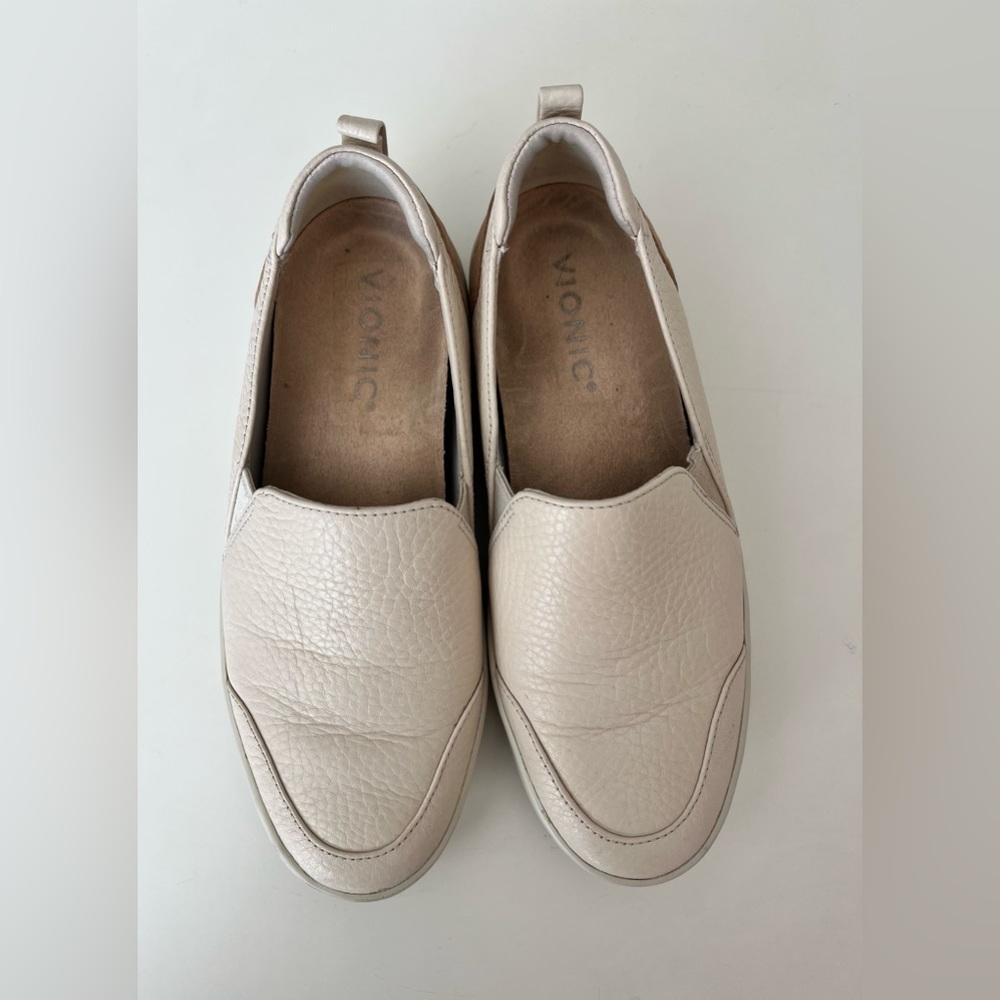 Vionic Women Penelope Leopard Embossed Leather Slip-On Sneakers Cream 5